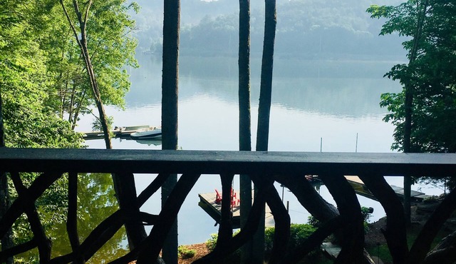 ON LAKE &GORGEOUS Big porches,Fireplace & private dock. Cashiers 3 mi Downtown n
