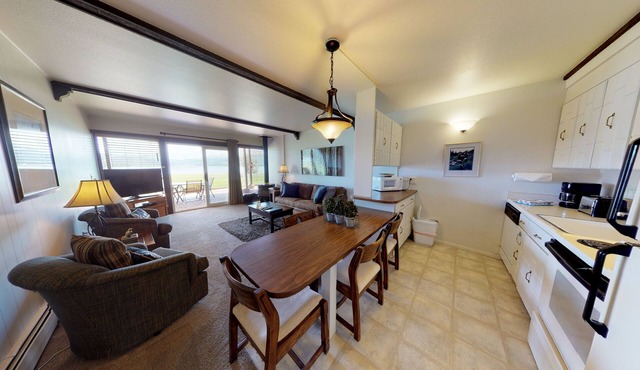 On Lake! Ground Floor, Views, Hot Tub. Walk to Marina, Concerts, Dining