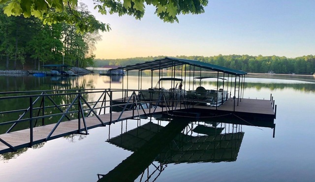 ON LAKE HARTWELL JUST ONE MILE FROM TUGALOO STATE PARK.