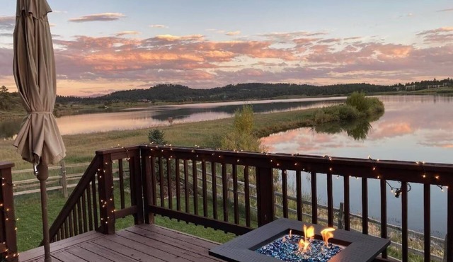 On Lake Hatcher! Great Views, Quiet Area, Close to Uptown, New Hot Tub!