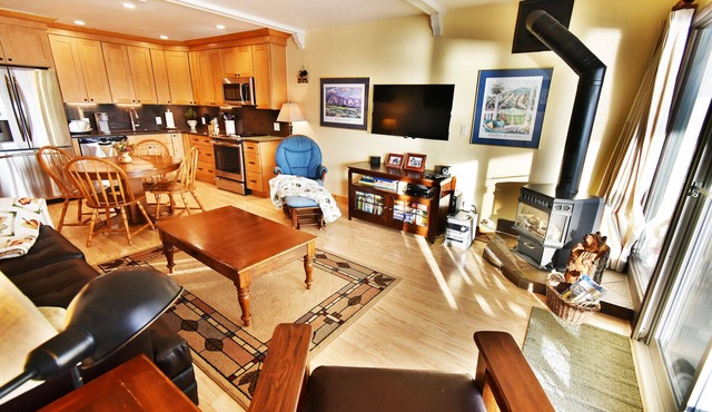 On Lake! Hot Tub, Views, Elevator! Easy Drive to 6 Ski Areas