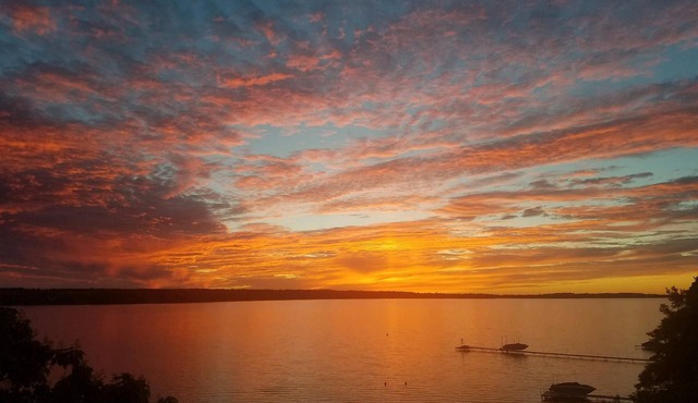 ON LAKE: Private Beach, Central Air, Kayaks, Sunsets,Boat Dock & Clean Swimming!