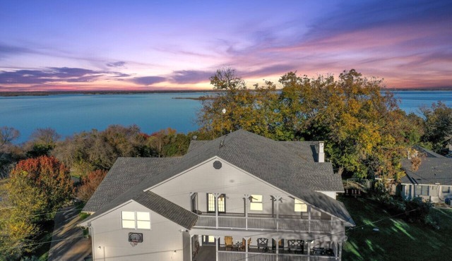 On Lake~Retreats~Brand New Kitchen~Game Room~Pets
