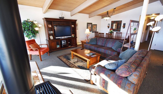 On Lake! Top Floor Views, Deck! Elevator, Hot Tub. Easy Drive to 6 Ski Areas