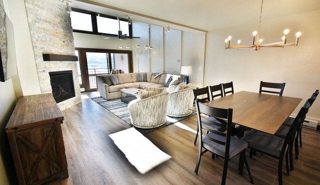 On Lake! Updated Penthouse! Pool, Hot Tub, Elevator. Easy Drive to 6 Resorts