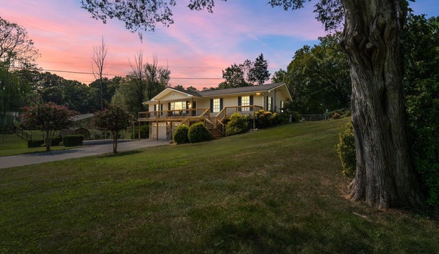 On Lake w/Dock/Spa Near UT/Windrock/Golf/Shopping -Pontoon boat avail. to rent.