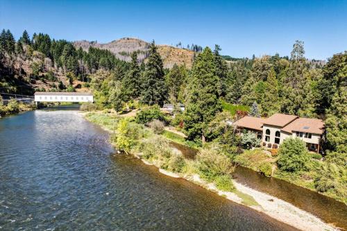 On McKenzie River! Home w/Scenic Sunroom
