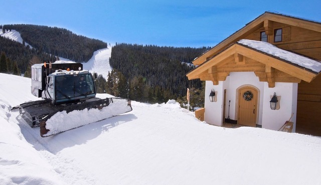 On-mountain Game Creek With 4 Br & Hot Tub, Sleeps 9! 4 Bedroom Home by RedAwning