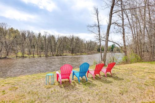 On Muskegon River! Wooded and Peaceful Retreat