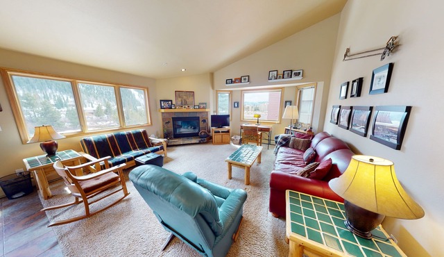 On River Trail! End Unit Near Hot Tubs. Walk/Shuttle to Slopes, Dining, Shops