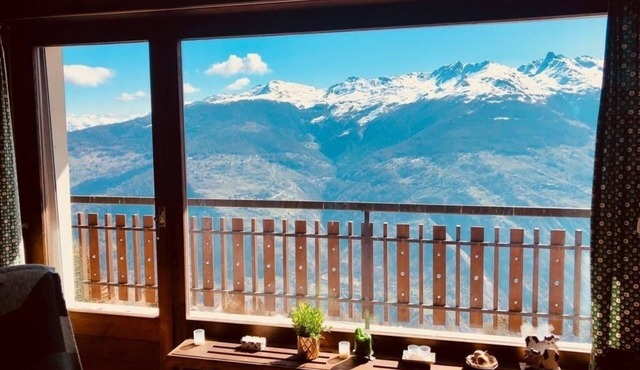 On Route 1800, the La Maya building is close to ski lifts and shops.