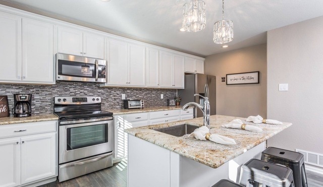 On Sale! Gorgeous Garden of the Gods Getaway!