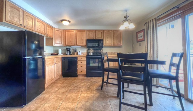 On Shuttle Route, Mountain Views! Great Rates, Pool & Hot Tub, Game Room!