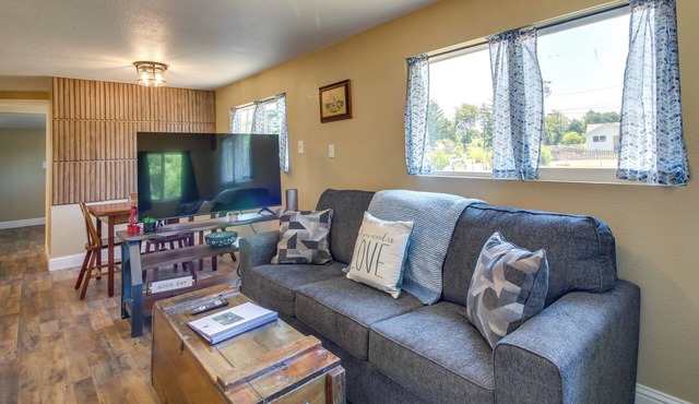 On-Site Creek & Fishing: Cozy Coos Bay Retreat!