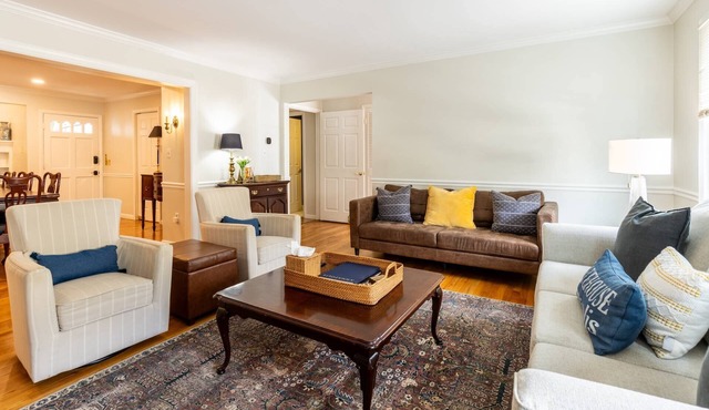 On-Site Parking, Steps to USNA Gate 3 and Private Patio at Historic Gatehouse