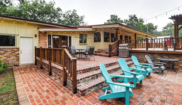 On-Site River Access: Fishing Retreat in Granbury!