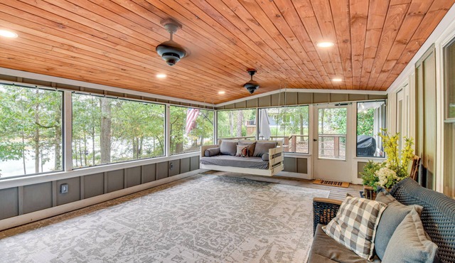 On-Site River Access: Hartwell Getaway w/Deck!