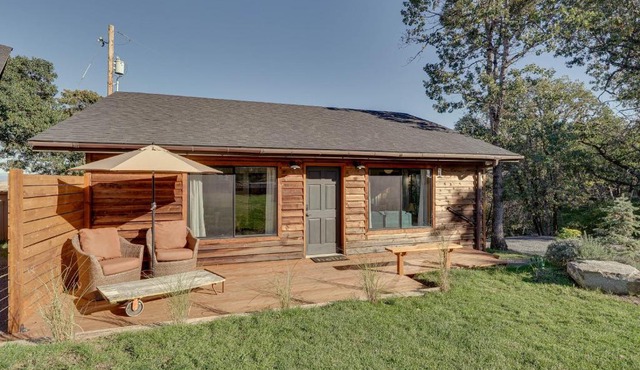On-Site Winery & Tasting Room: Oregon Bungalow!