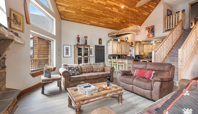 On Table Rock Shoreline w/Lake Views, Private Hot Tub, Billiards, Boat Slip & Cmty Amenities