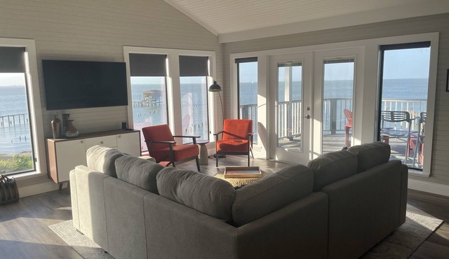 On the bay, private pier, private heated pool, close to Kemah