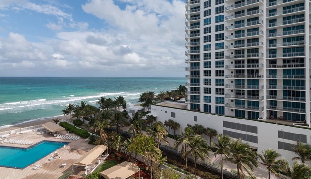 On The Beach ! 2 Minutes to Exquisite Dinning and Shopping