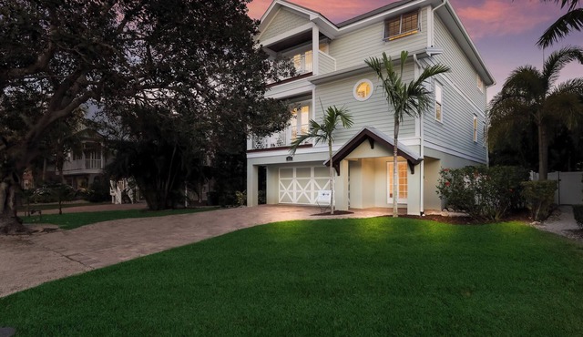 On the Beach Block! Luxury home, Pool and Spa, stay and relax with your friends!