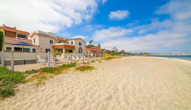 On The Beach Clubhouse - Bayfront with private beach access