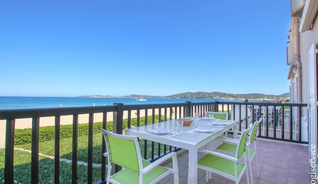 On the beach flat for 4 persons with sea view