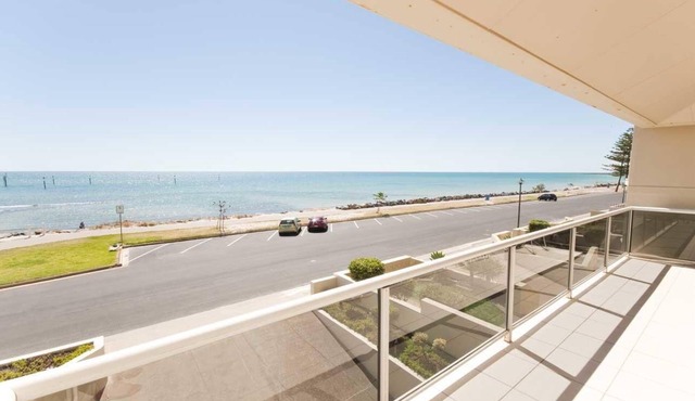 On The Beach - Glenelg, Sea Views, Cafes, Shopping