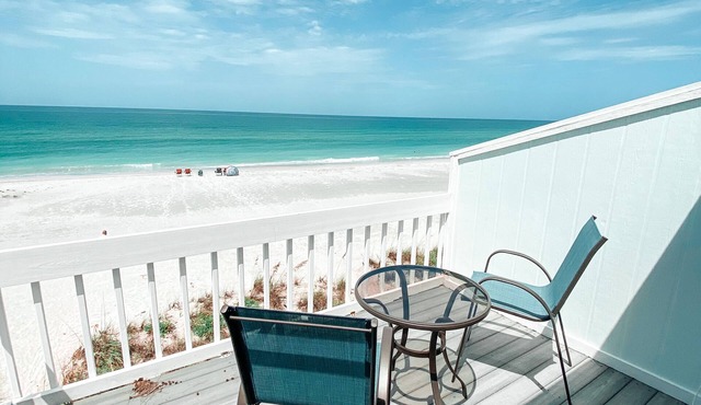 On the beach+pet friendly+2 paddle boards+2 kayaks+4 bikes+dock+pool+tennis