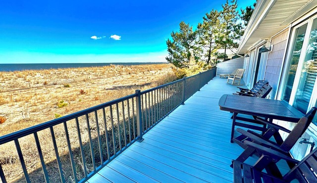 ON THE BEACH. PET-FRIENDLY. LINENS INCLUDED.