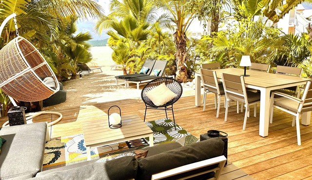 On the beach, swimming pools, sea view! Magnificent 2 bedrooms King beds 2 baths 2 wc