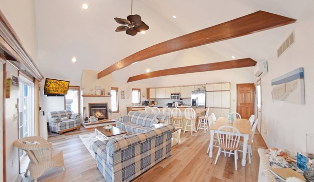 On The Beach! Your Dream Beachhouse! Weekly Friday to Friday Rentals