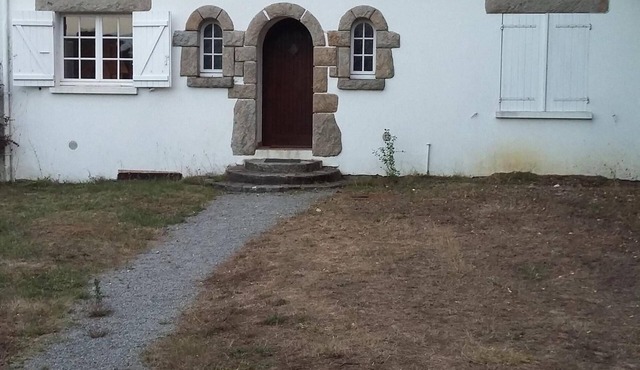 On the Breton coast, beaches and shops on foot.