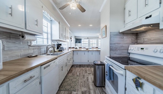 On the canal with walking access to bay and gulf! Boat friendly! - Neutral Groun