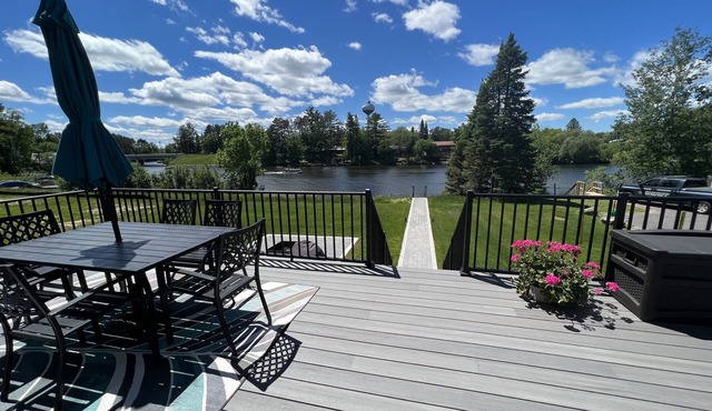On the Chain, near downtown, close to trails, private dock, dog-approved! 🌊 🌞 🐶