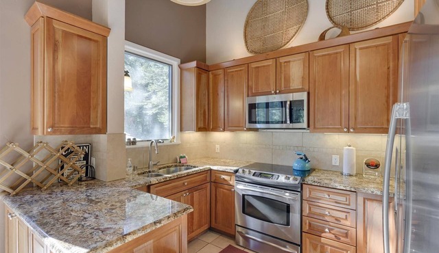 On the Edge at Alpine By Tahoe Getaways - Dog OK- Mountain Views- Ski Shuttle!