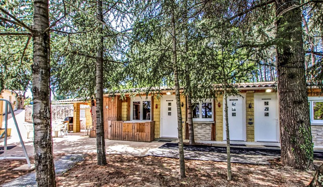 On the edge of nature, in a quiet location, lies this cozy cottage with whirlpool and large sun terr