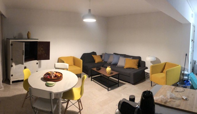 On the edge of the Lido Mourillon beach, renovated apartment.