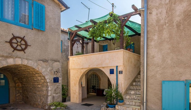 On the first floor of an old private house is this nice studio apartment.
