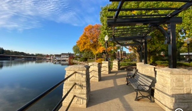 On the Fox/River access/Kayaks/Deck with lounging and dining/Free Parking