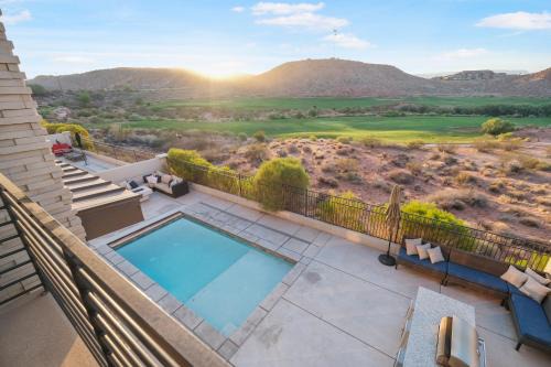 On the Golf Course Sleeps 30 Private Pool & Spa