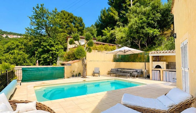 On the heights of Nice, beautiful villa ideal with family or friends