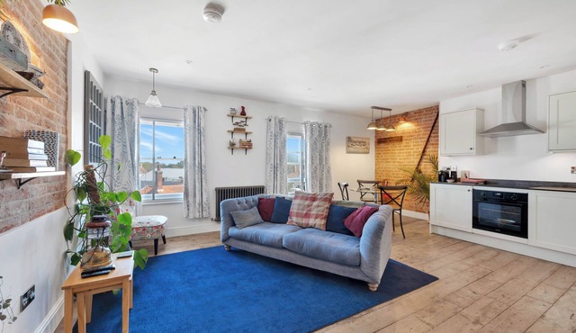 On the High Street - Bramley House Apartmentn1 Bed apartment with Balcony