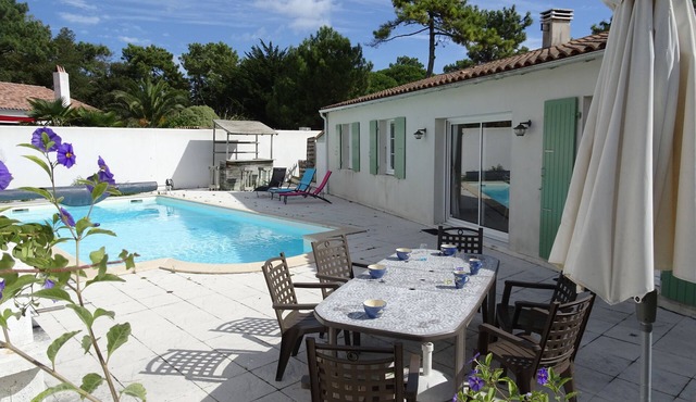 On the Ile de Ré, charming double Villa comfortably furnished & secure pool