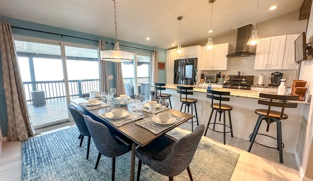 On The Lake! 5 Bedroom Lakefront Home