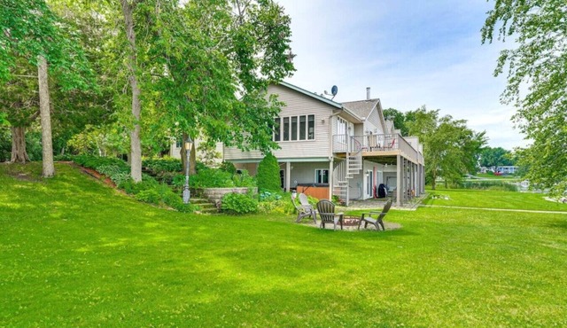 On the lake | Hot Tub | Pool Table | 10 Beds