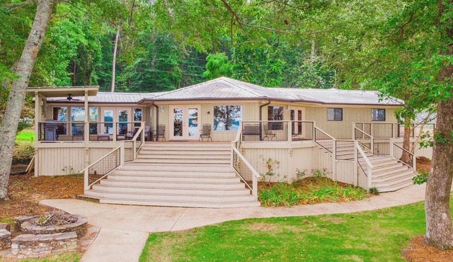 On the lake, sleeps 8 with dock and boat lift