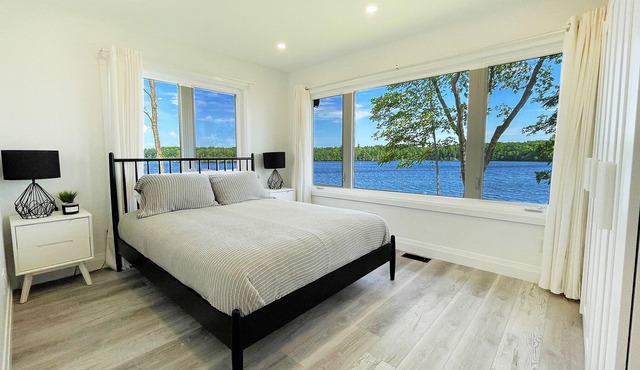 On The Point-Panoramic Waterfront Cottage Rental