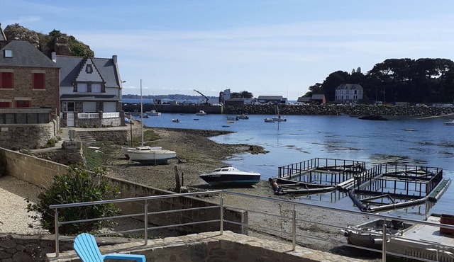 On the port of Loguivy-de-la-mer. Feet in the water.